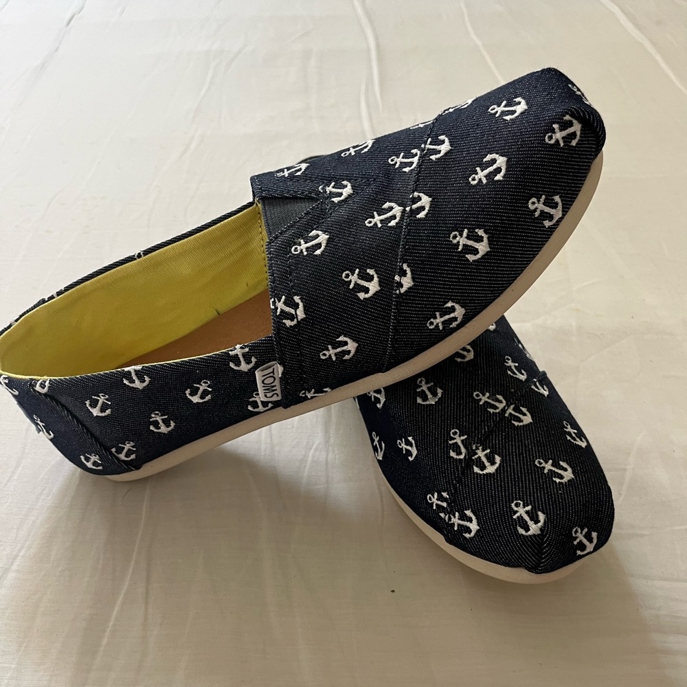 Tom’s women’s size 8.5 slip on shoes. EUC